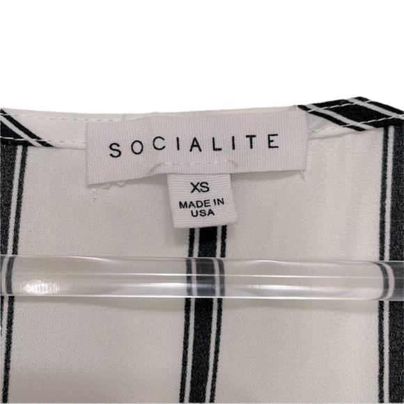 Socialite Black and White Surplice Flutter Sleeve Faux Wrap Short Sleeve Blouse - Picture 5 of 6